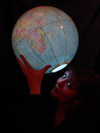 foto: Karin van Hest Sandra Coelers en wereldbol